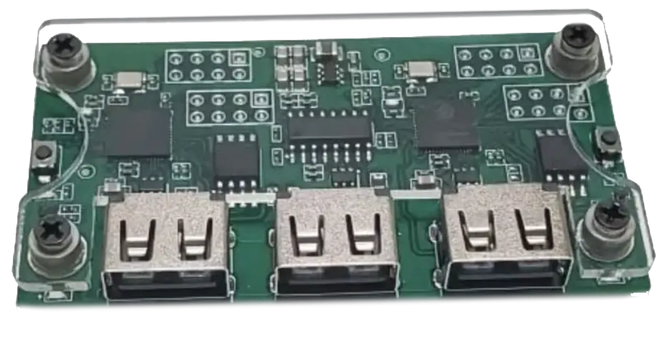 Ejemplo de una placa Makcu con tres puertos USB y dos botones BOOT