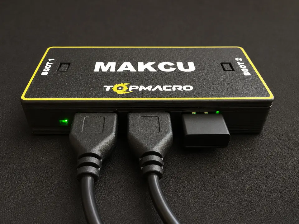Плата MAKCU в фирменном корпусе TopMacro с подключенными USB-кабелями и мышью
